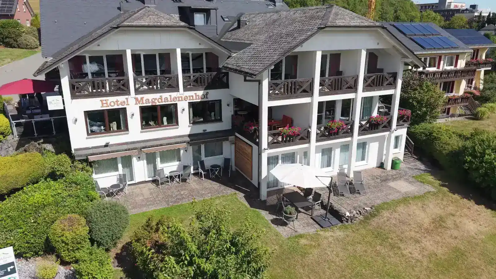 Das Hotel Magdalenenhof am Hang über Willingen aus der Luft